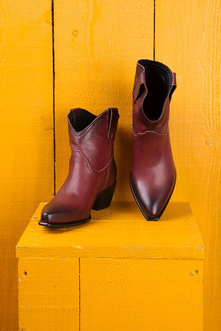 Benheart Natali 5151 Texan low-cut boots in fegato, front angled and top view.