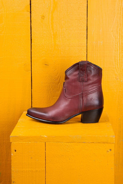Benheart Natali 5151 Texan low-cut boots in fegato, side view.