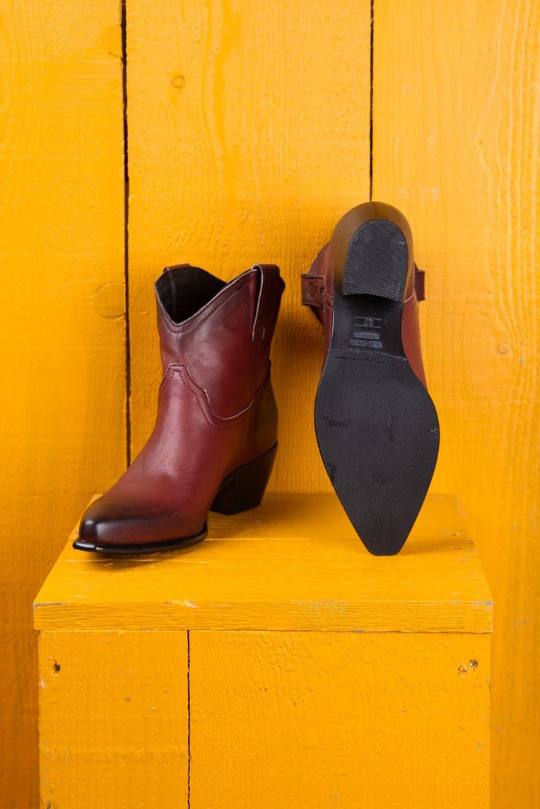 Benheart Natali 5151 Women’s Texan Low Boots in fegato – Rear View Showing Single Boot with Vibram Sole