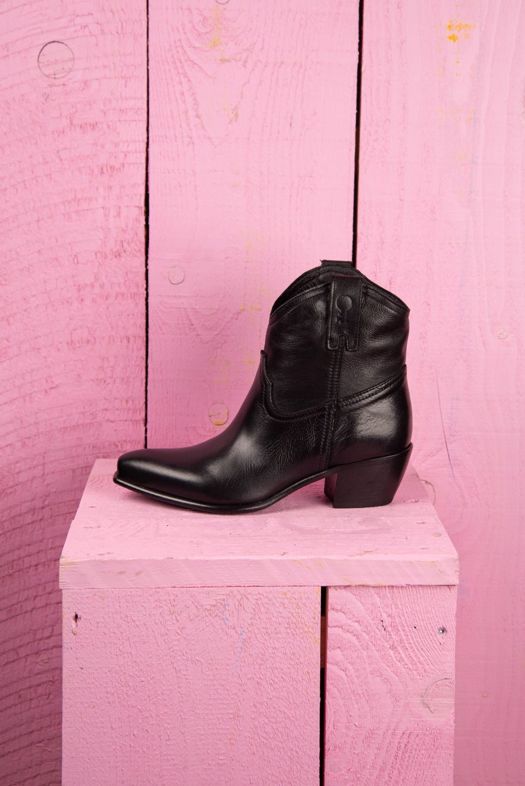 Benheart Natali 5151 Texan low-cut boots in black, side view.
