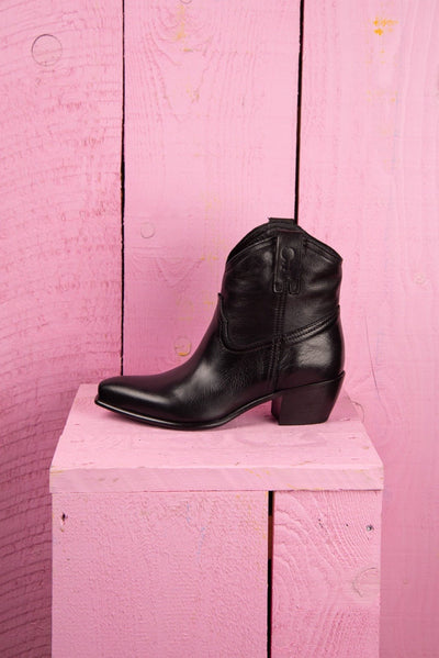 Benheart Natali 5151 Texan low-cut boots in black, side view.