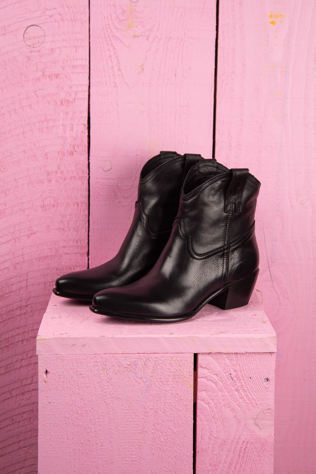 Benheart Natali 5151 Texan low-cut boots in black, front angled view.