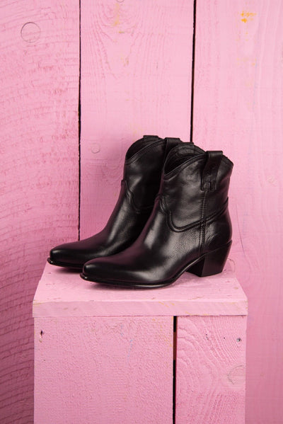 Benheart Natali 5151 Texan low-cut boots in black, front angled view.