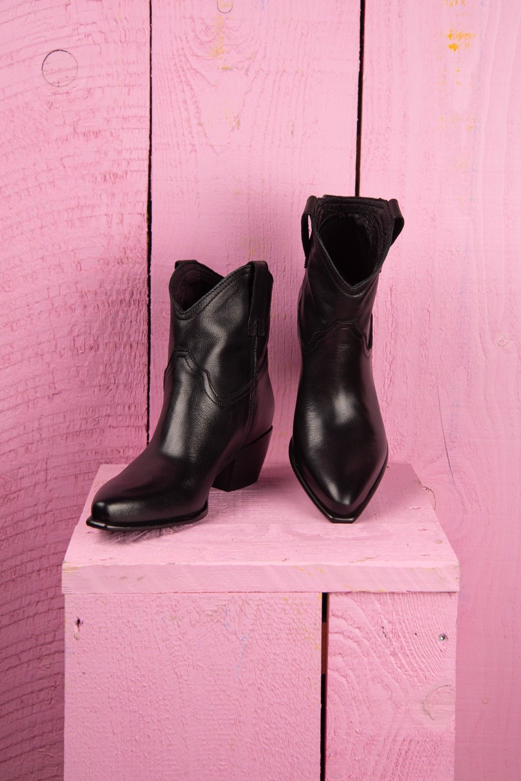Benheart Natali 5151 Texan low-cut boots in black, front angled and top view.