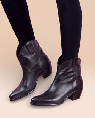 Benheart Natali 5151 women's leather Texan low-cut boots in black, worn by a model on a pink surface.