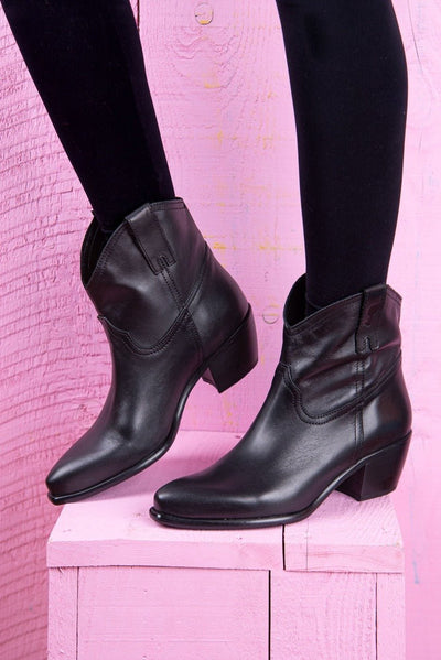 Benheart Natali 5151 women's leather Texan low-cut boots in black, worn by a model on a pink surface.