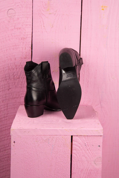 Benheart Natali 5151 Women’s Texan Low Boots in Black – Rear View Showing Single Boot with Vibram Sole