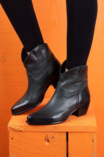 Benheart Natali 5151 women's leather Texan low-cut boots in dark green, worn by a model on an orange surface.