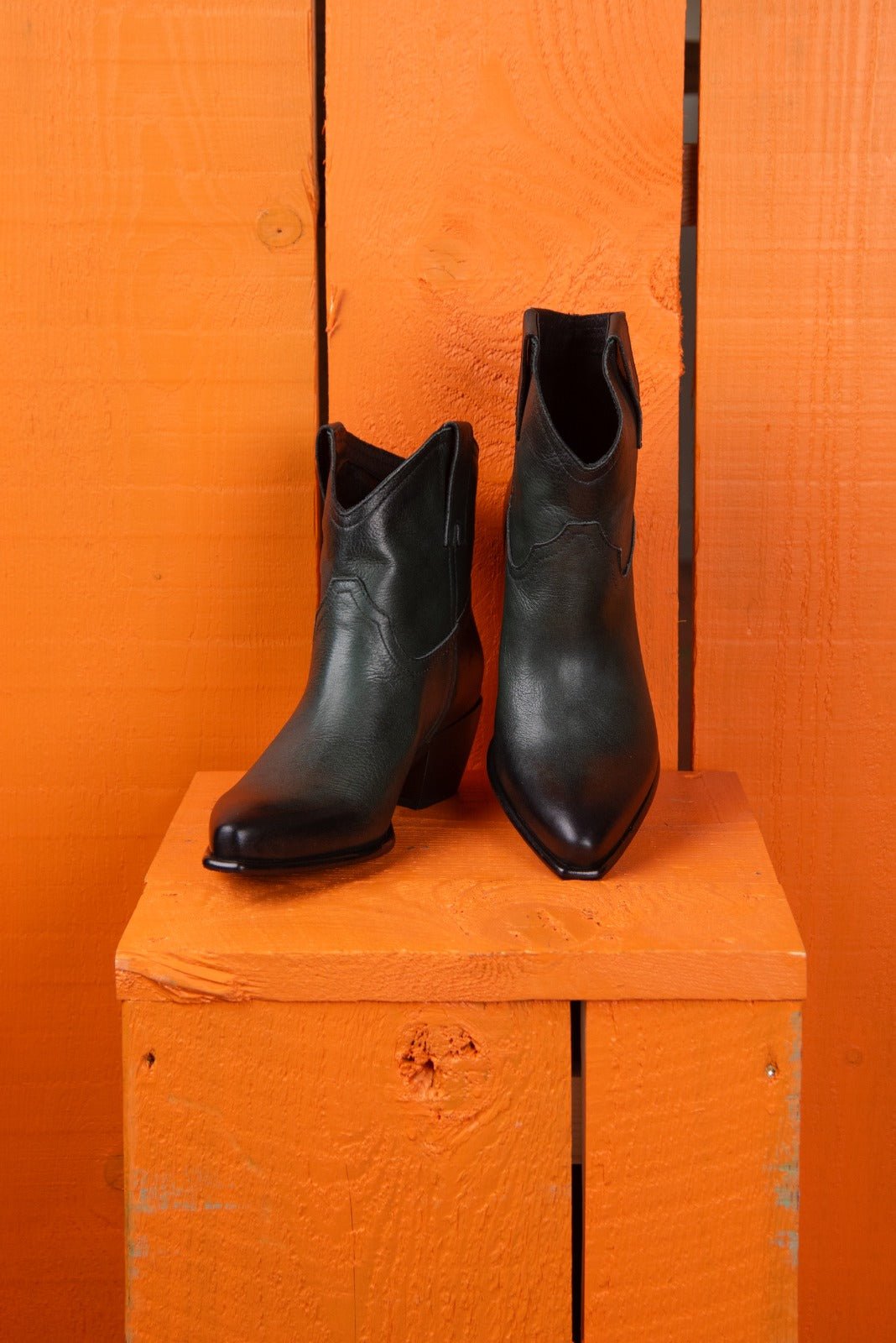 Benheart Natali 5151 Texan low-cut boots in green, front angled and top view.
