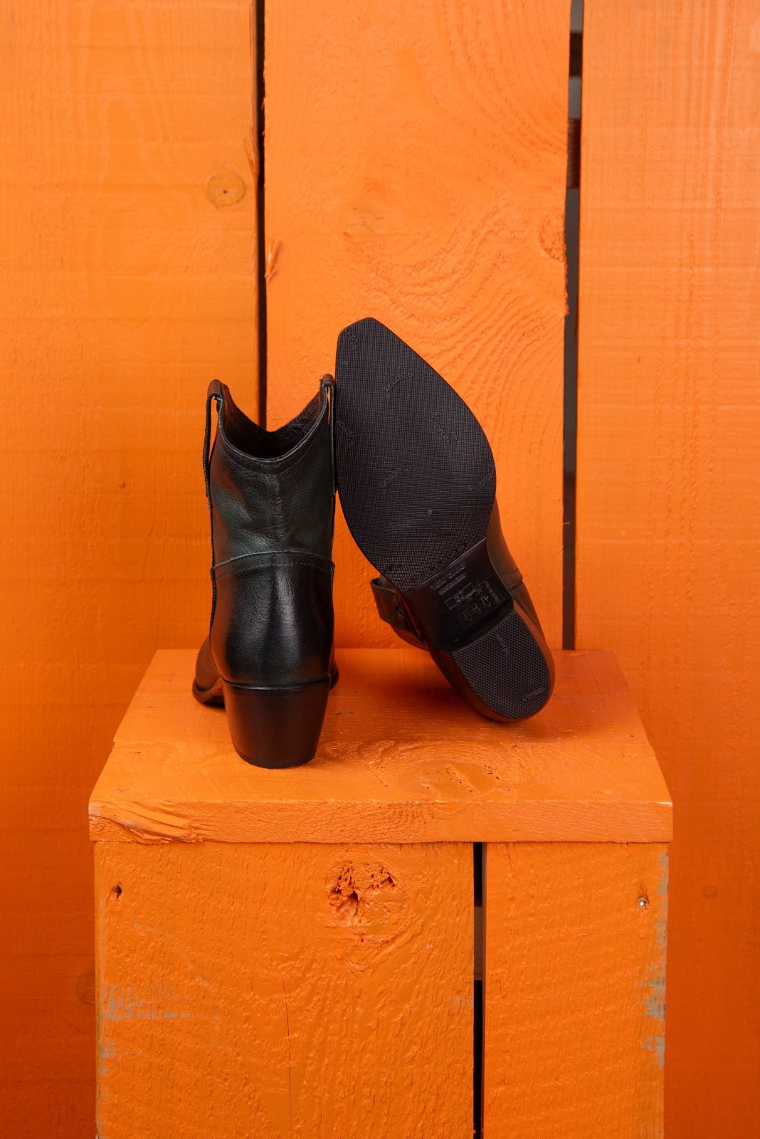 Benheart Natali 5151 Women’s Texan Low Boots in green – Rear View Showing Single Boot with Vibram Sole