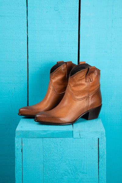 Front angled view of Natali 5151 Texan low boots in cerro buffalo leather with Vibram sole, handcrafted in Italy by Benheart.