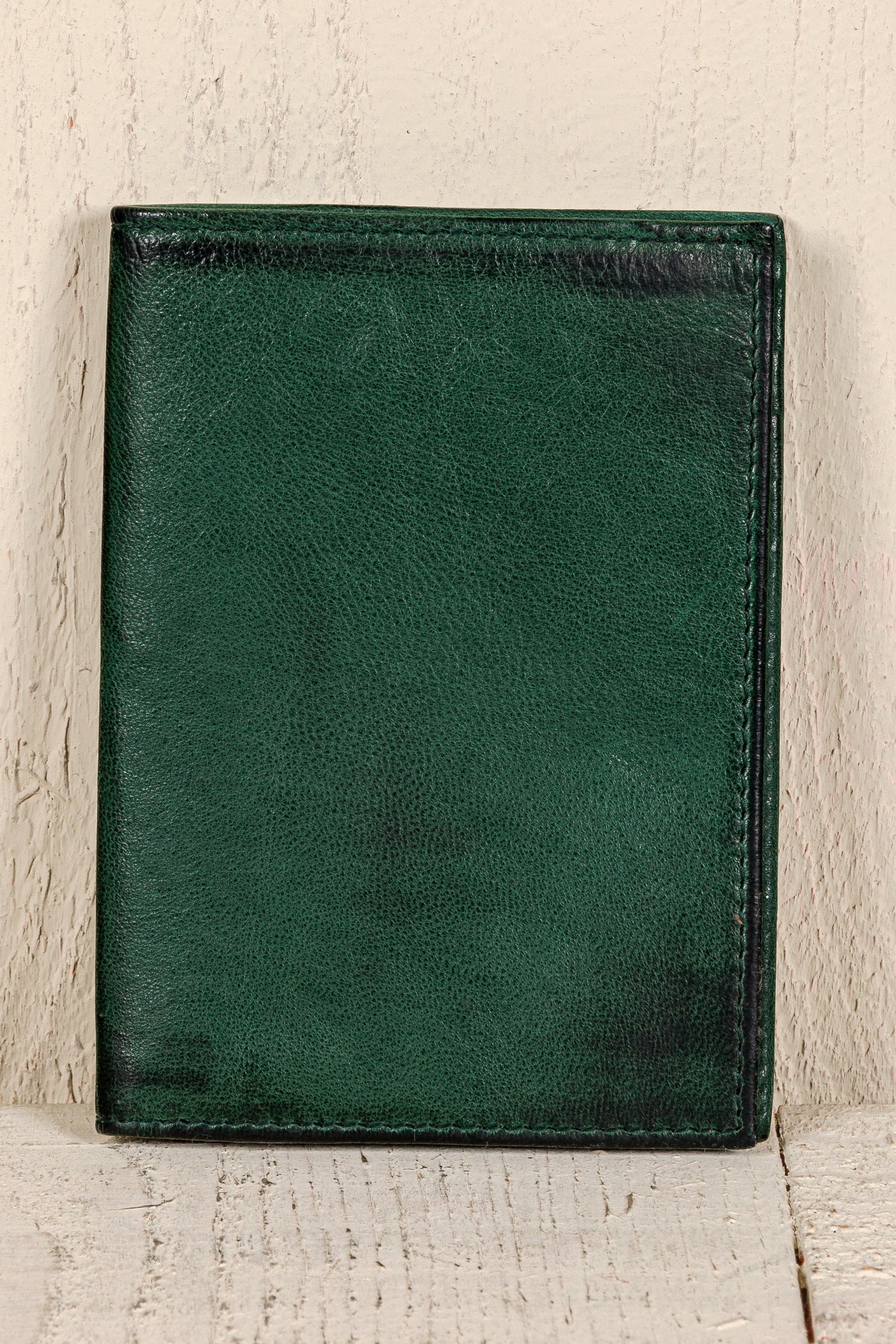 Back view of the handcrafted green leather wallet, model New York by Benheart.