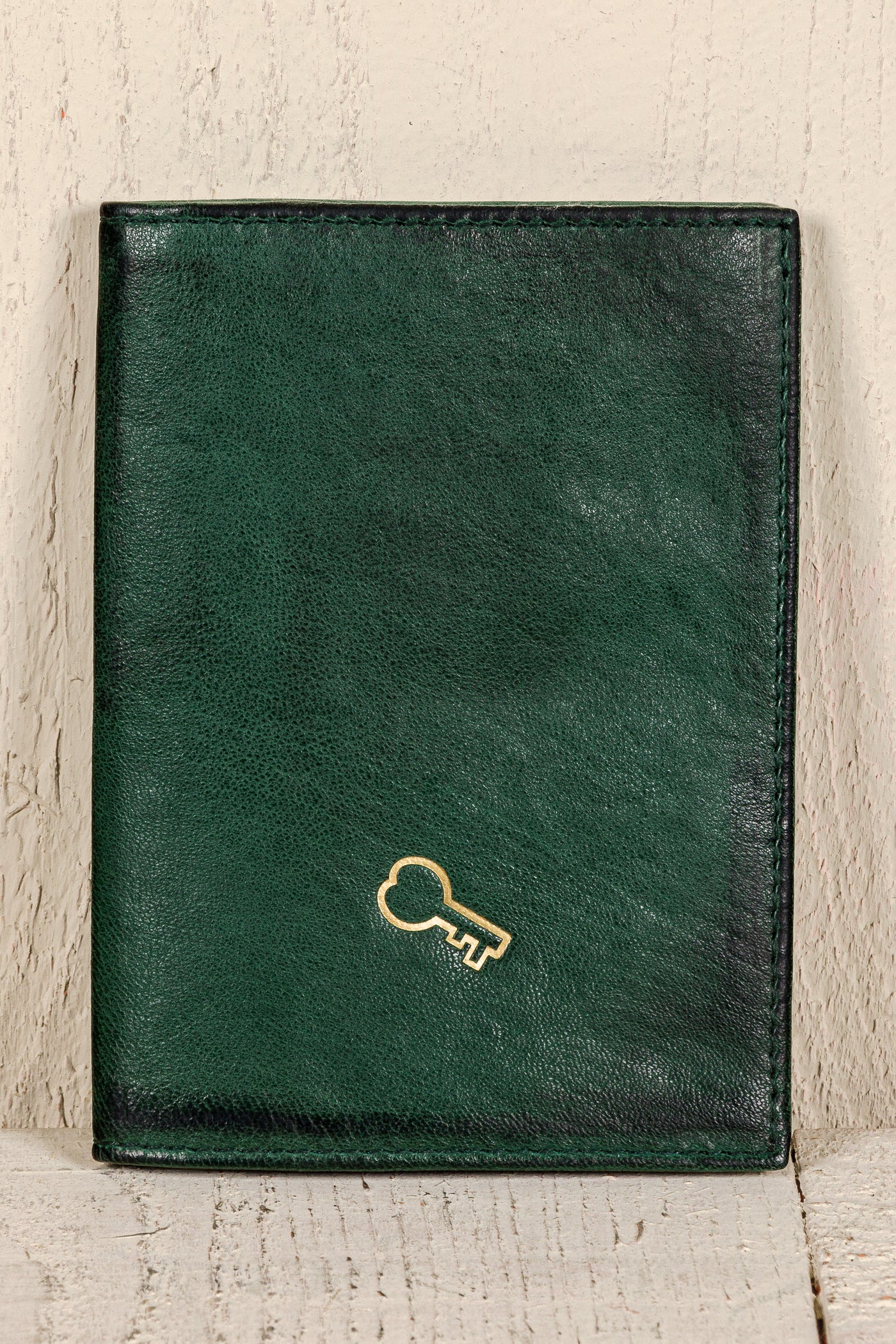 Handcrafted green leather wallet, model New York by Benheart.
