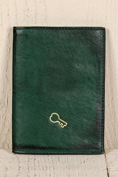 Handcrafted green leather wallet, model New York by Benheart.