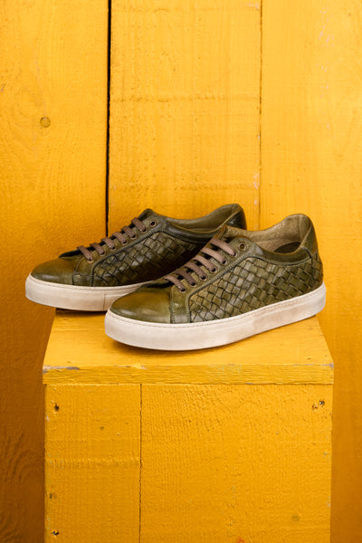 Front angled view of Oliviero 6201 men's woven low top sneakers in kaki with white soles.