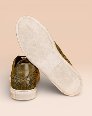 Rear view of Oliviero 6201 men's kaki woven leather low-top sneakers by Benheart, close-up of white rubber soles.