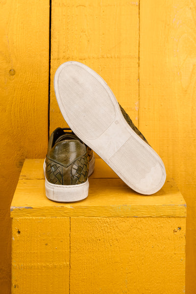 Rear view of Oliviero 6201 men's kaki woven leather low-top sneakers by Benheart, close-up of white rubber soles.
