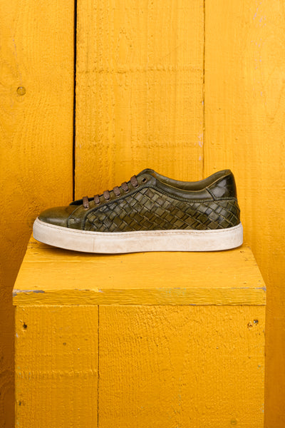 Side view of Oliviero 6201 men's kaki woven leather low top sneakers.