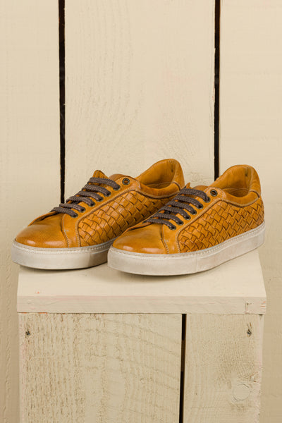 Front angled view of Oliviero 6201 men's woven low top sneakers in mahogany with white soles.