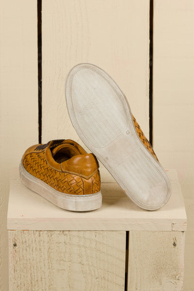 Rear view of Oliviero 6201 men's mahogany woven leather low-top sneakers by Benheart, close-up of white rubber soles.
