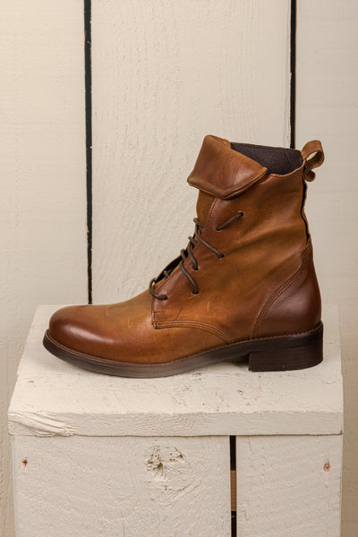 Benheart Phantom lace-up boots in cuoio leather, side view.