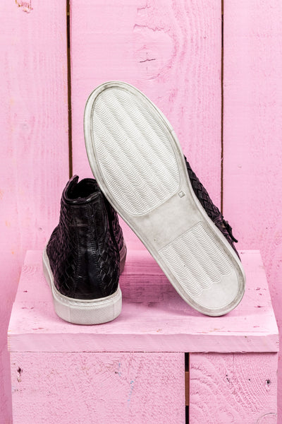 Rear view of Raimondo 8393 black woven leather high-top sneakers by Benheart, close-up of white rubber soles.