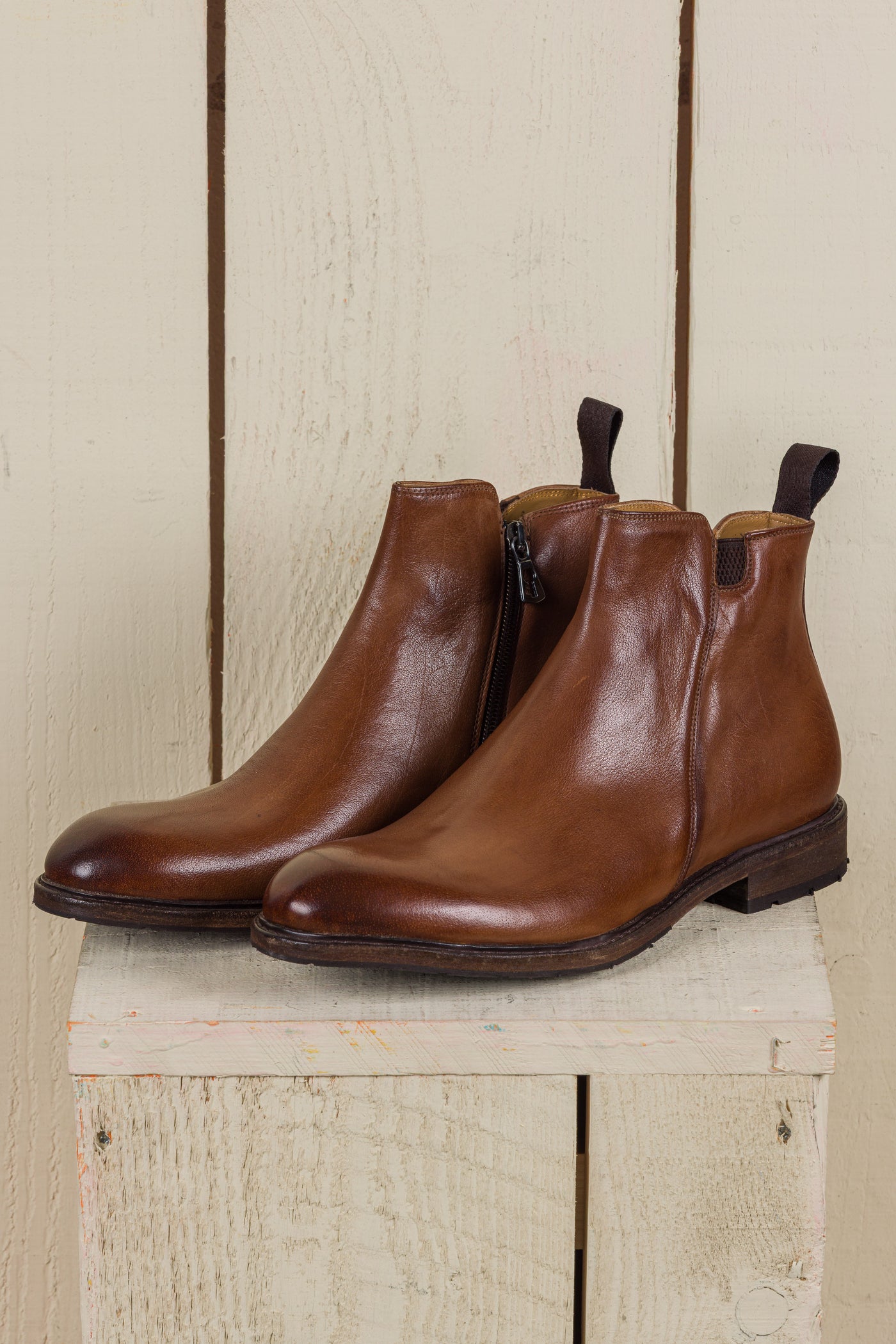 Front angled view of Benheart Suso men’s Chelsea boots in cuoio leather with side zippers.