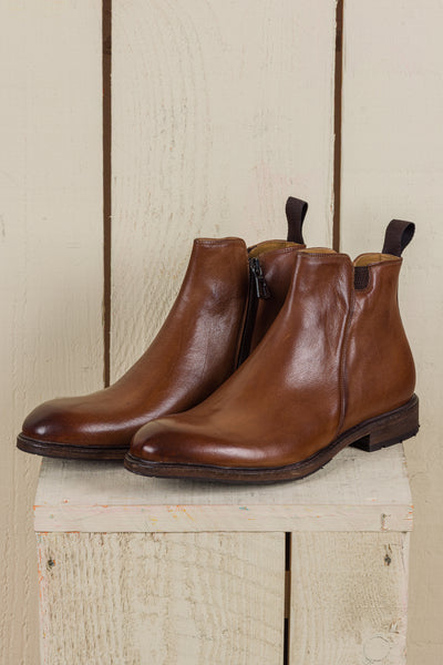 Front angled view of Benheart Suso men’s Chelsea boots in cuoio leather with side zippers.