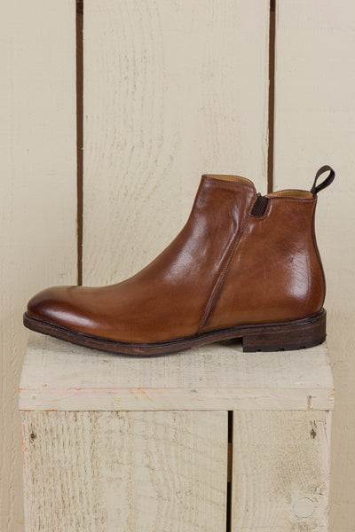 Side view of Suso men’s cuoio leather Chelsea boots with side zippers.
