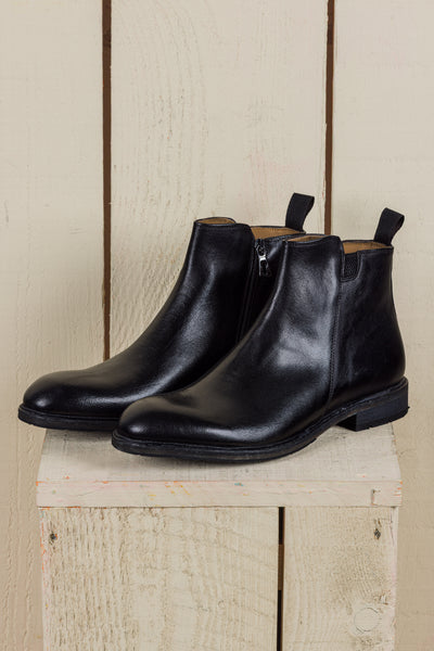 Front angled view of Benheart Suso men’s Chelsea boots in black leather with side zippers.