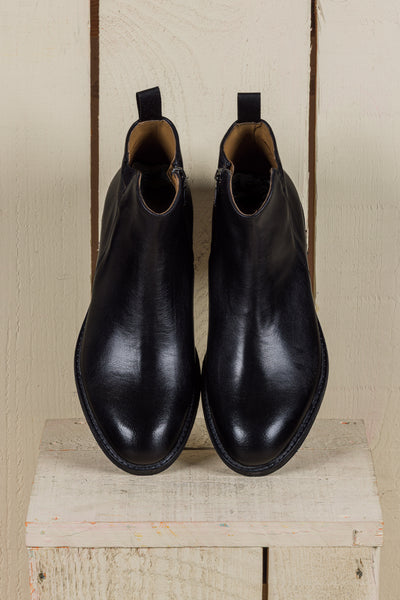 Top view of Suso men’s black leather Chelsea boots by Benheart.