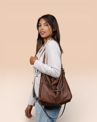 VENICE bag in tan leather, worn on model’s shoulder