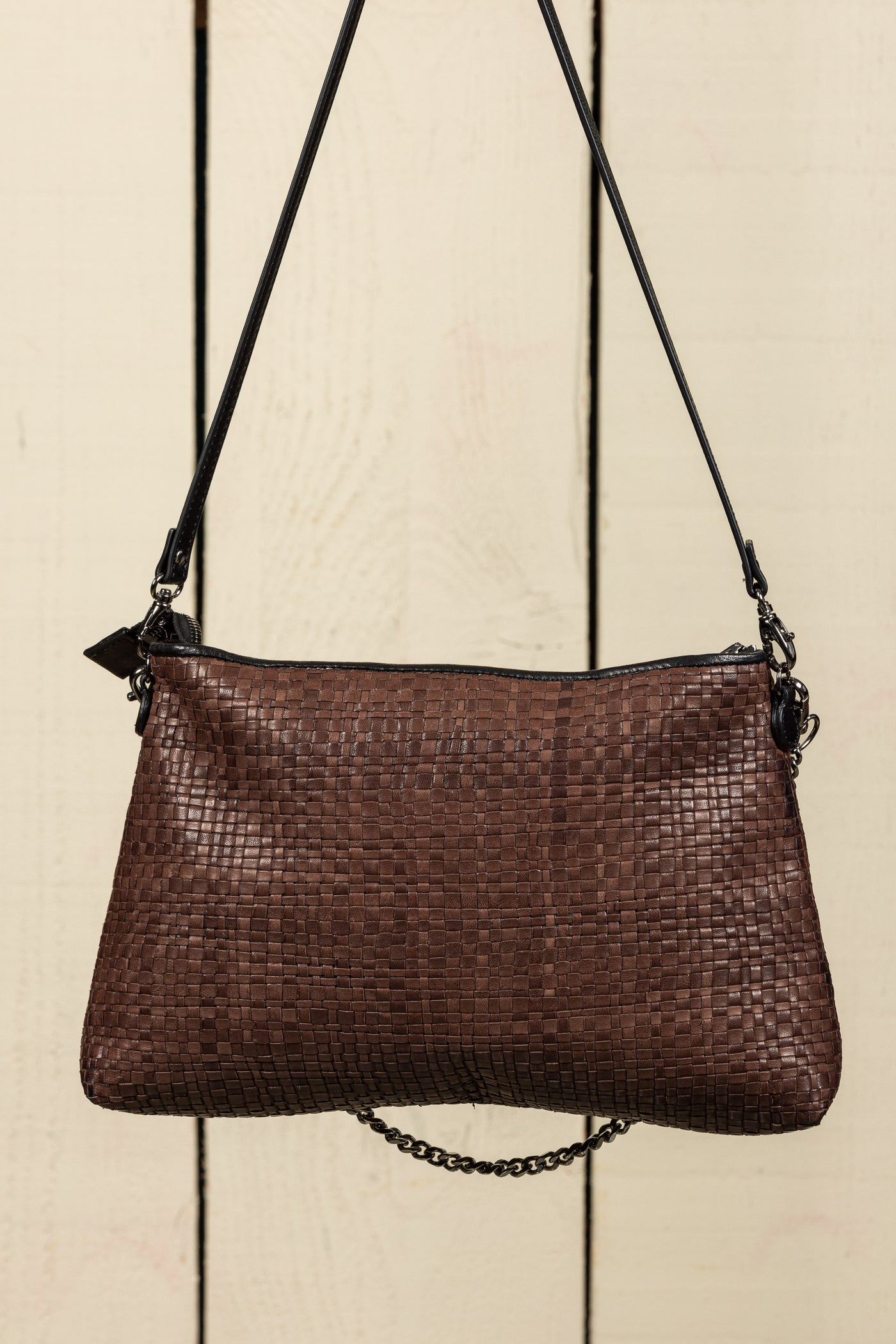 Benheart Violet Intrecciata brown handwoven leather bag, front view of the back, showing woven leather pattern, chain and leather shoulder strap, and zipper closure, luxury designer handbag for women.