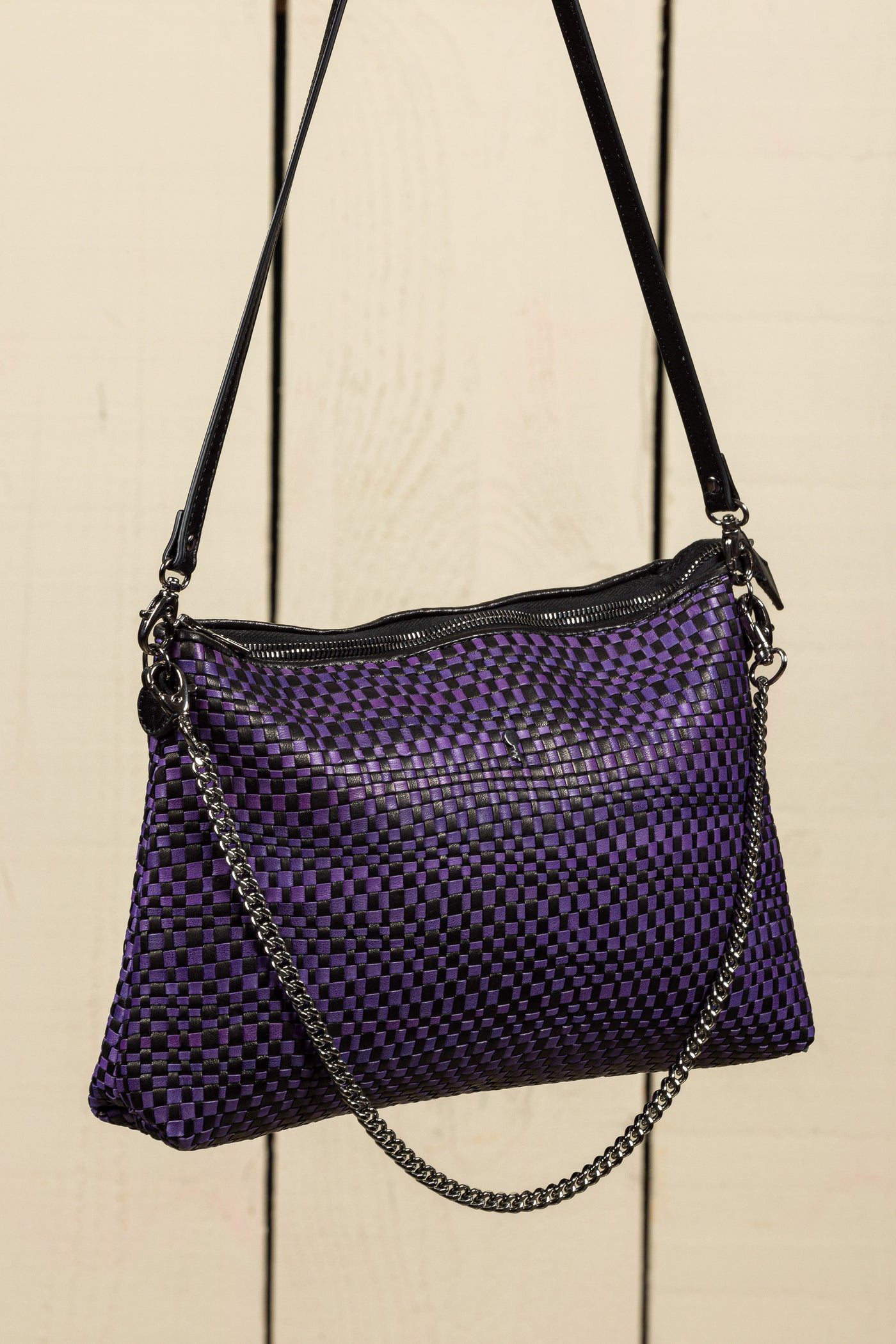 Benheart Violet Intrecciata black and violet handwoven leather bag, three-quarter rear view, woven leather pattern, chain and leather shoulder strap, zipper closure, luxury designer handbag for women.