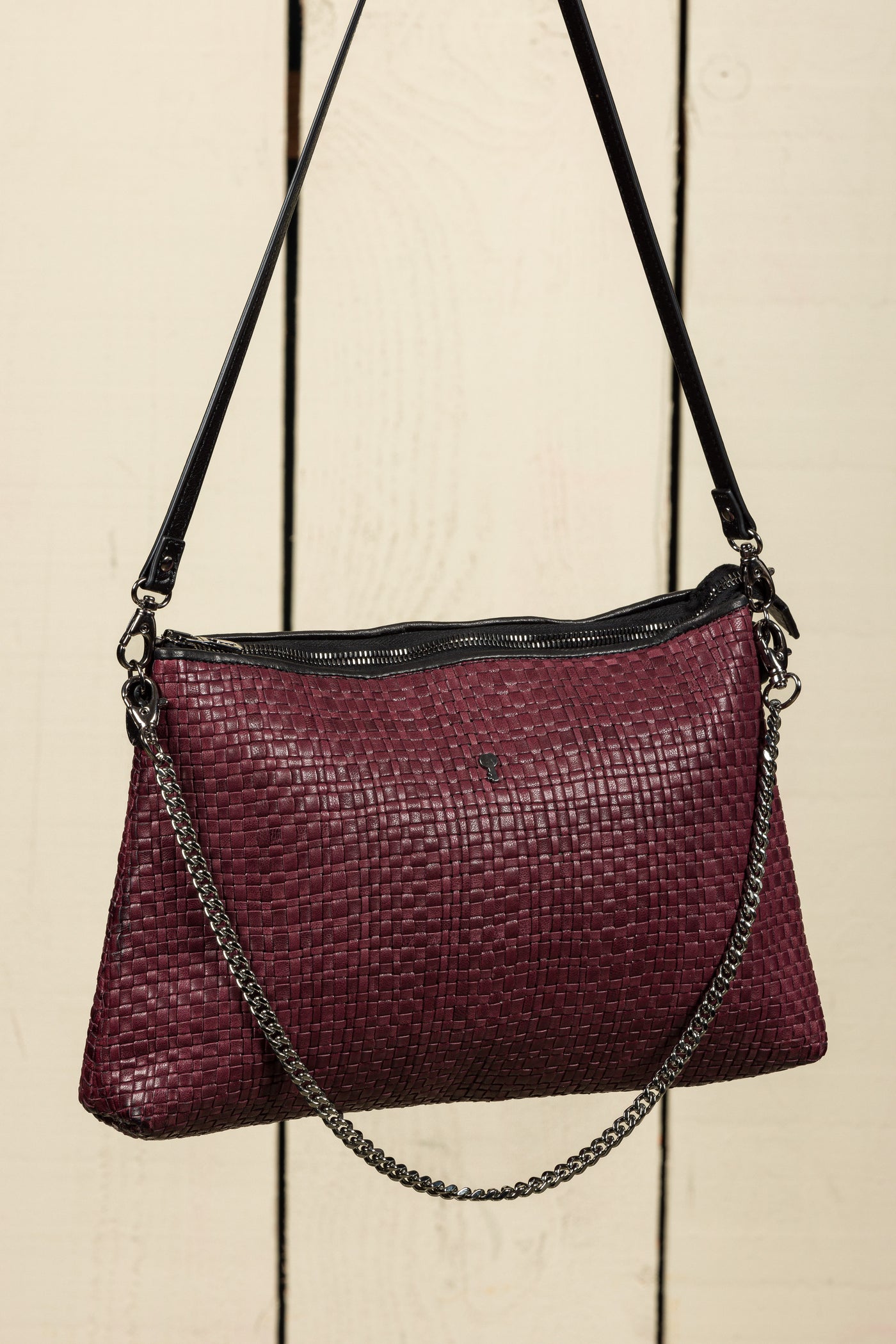 Benheart Violet Intrecciata plum handwoven leather bag, three-quarter rear view, woven leather pattern, chain and leather shoulder strap, zipper closure, luxury designer handbag for women.