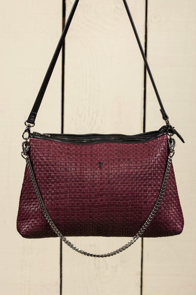 Front view of the Benheart Violet Intrecciata handwoven leather bag in plum, featuring a woven pattern, chain and leather shoulder strap, zipper closure.