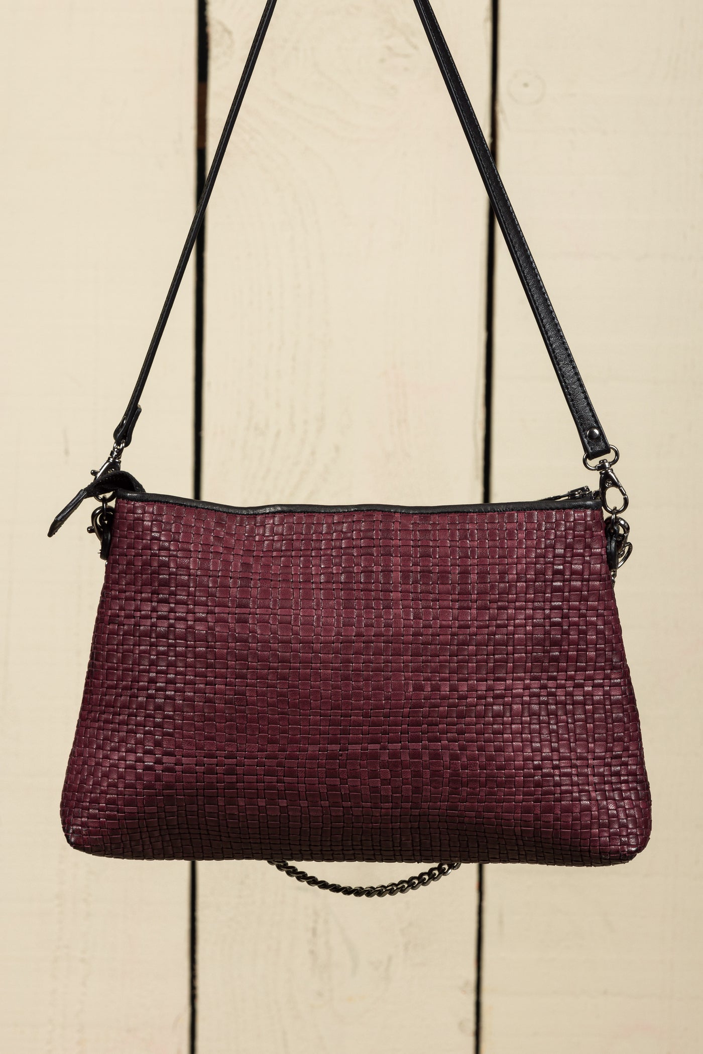 Benheart Violet Intrecciata plum handwoven leather bag, front view of the back, showing woven leather pattern, chain and leather shoulder strap, and zipper closure, luxury designer handbag for women.