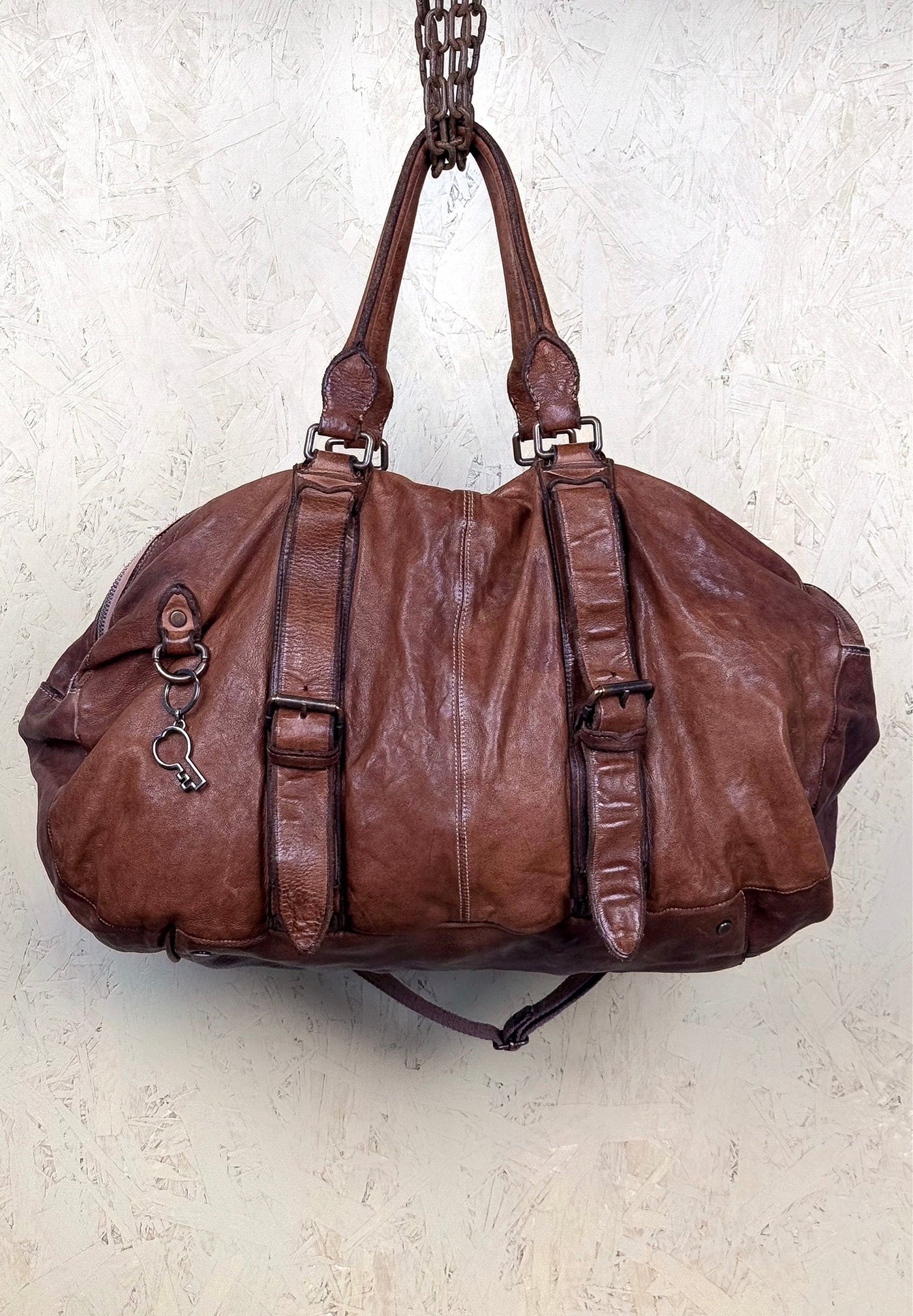 Side profile view of the Benheart Viaggio unisex cuoio leather travel bag.