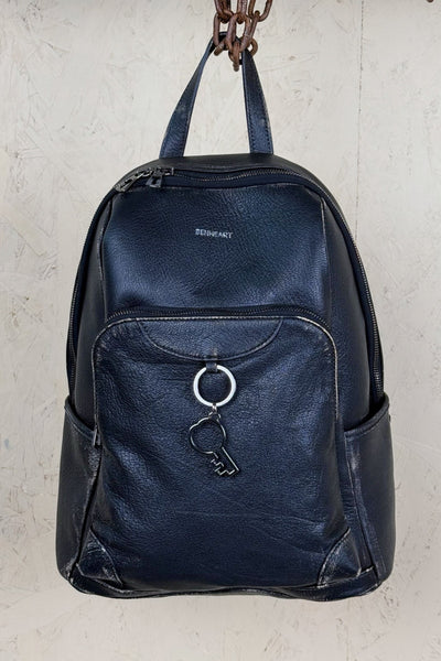 Benheart Zoe Special women’s black and beige leather backpack, front view with front pockets and Benheart logo-shaped key