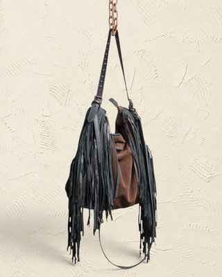 Borsa a spalla Benheart Venice in camoscio marrone con lunghe frange in pelle nera e tracolla regolabile