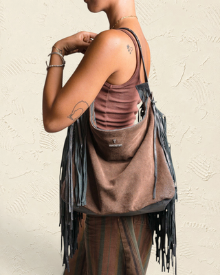 Borsa a spalla Benheart in morbida pelle scamosciata marrone con lunghe frange in pelle e logo metallico