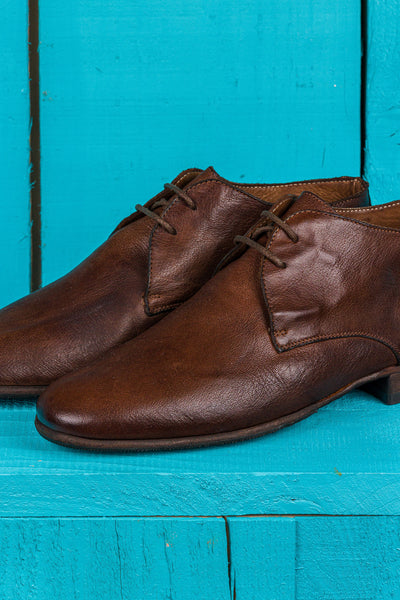 Benheart Amato 5999 men's lace-up leather Derby shoes in brown color, close up view.