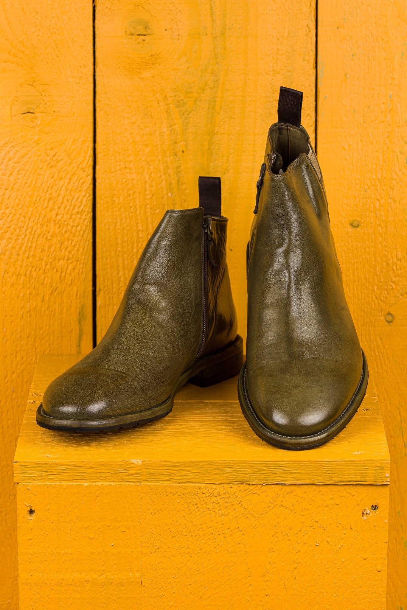 Front and angled top view of the Aufiero 1434 Chelsea boots in khaki leather by Benheart.
