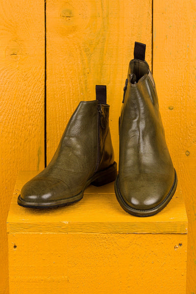 Front and angled top view of the Aufiero 1434 Chelsea boots in khaki leather by Benheart.
