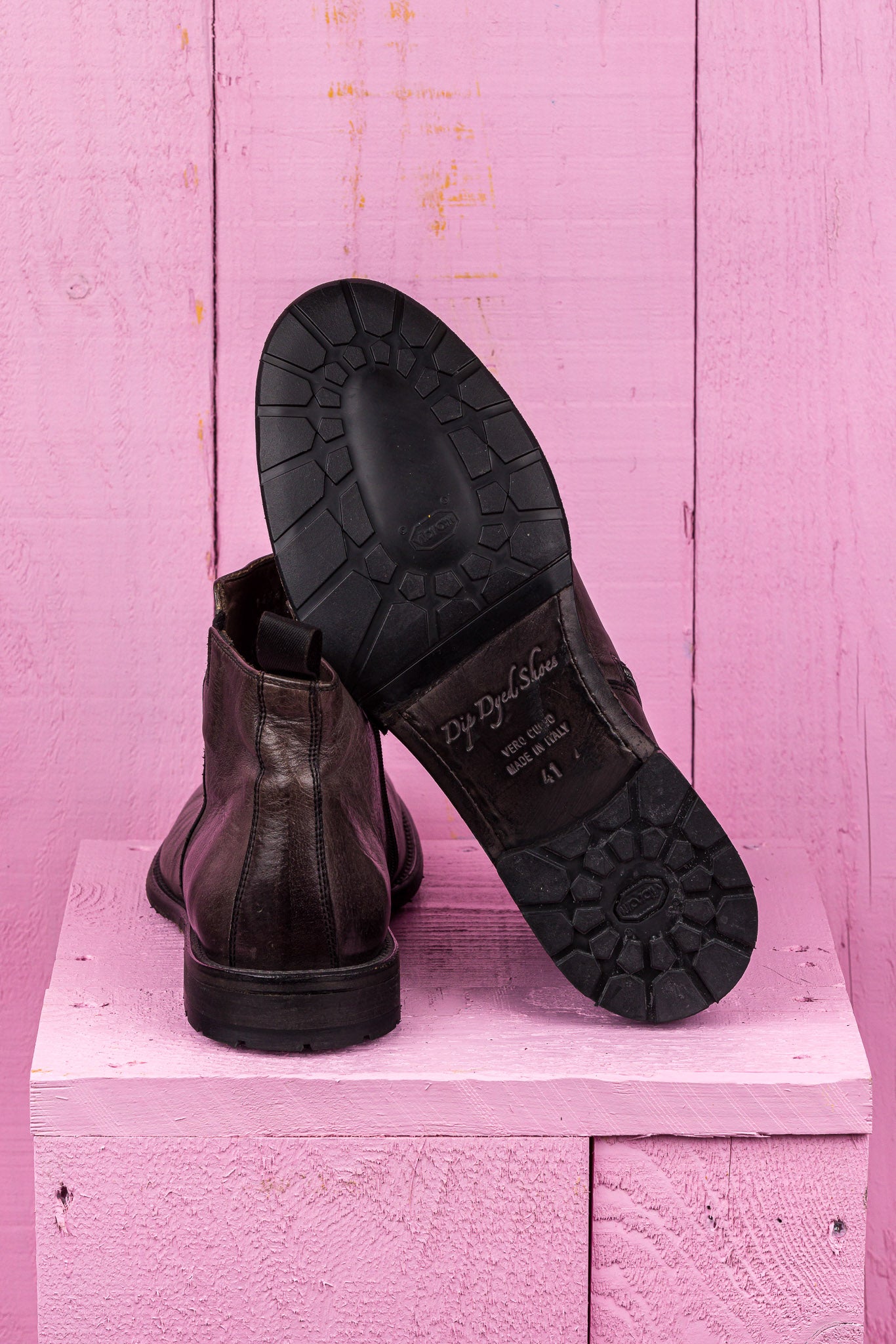 Rear and sole detail of Benheart Aufiero 1434 men’s Chelsea boots in pietra fumo stone grey leather, handcrafted in Italy with Vibram rubber sole