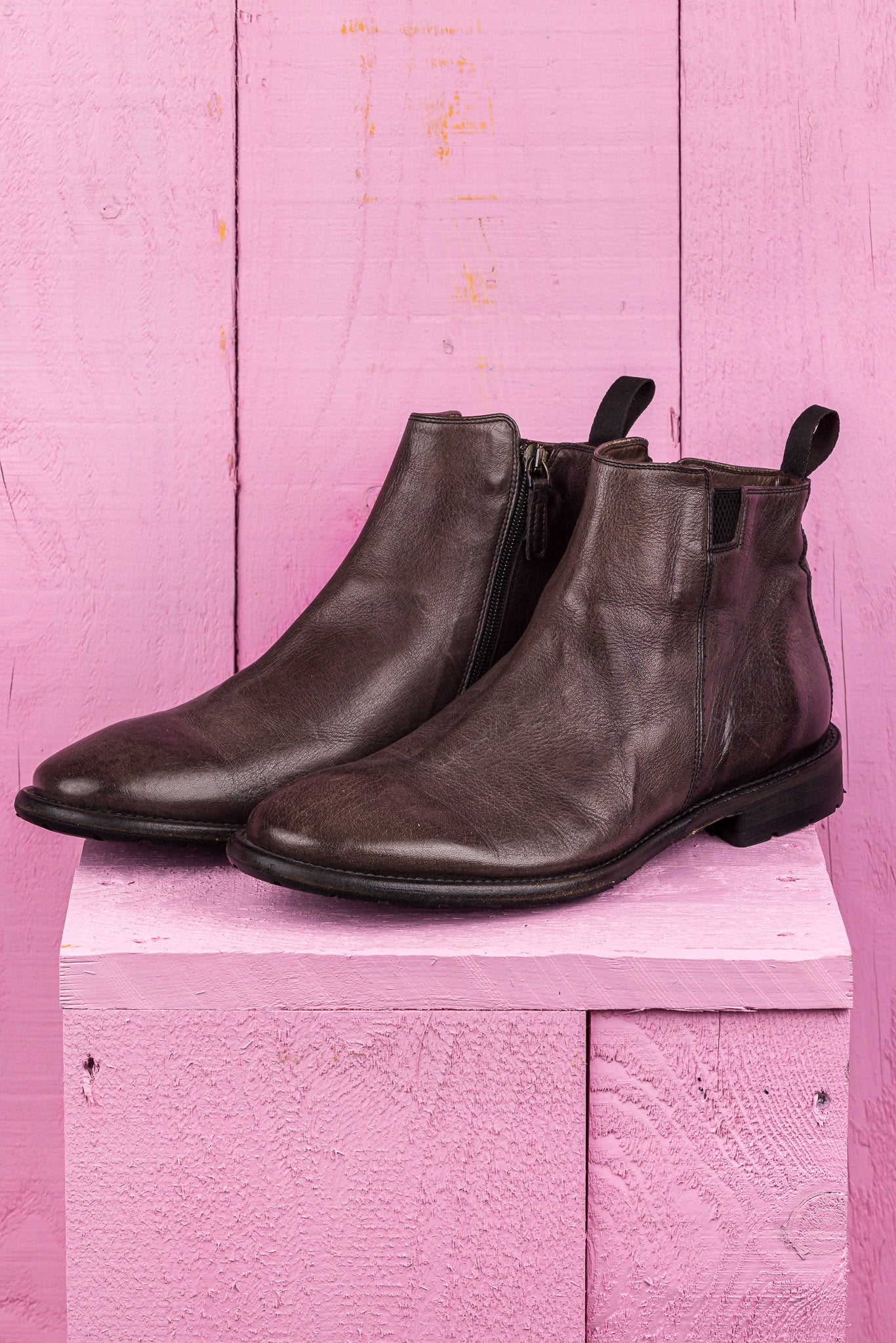 Benheart Aufiero 1434 men’s Chelsea boot in pietra fumo stone grey leather with inner zip and pull tabs, front angled view.