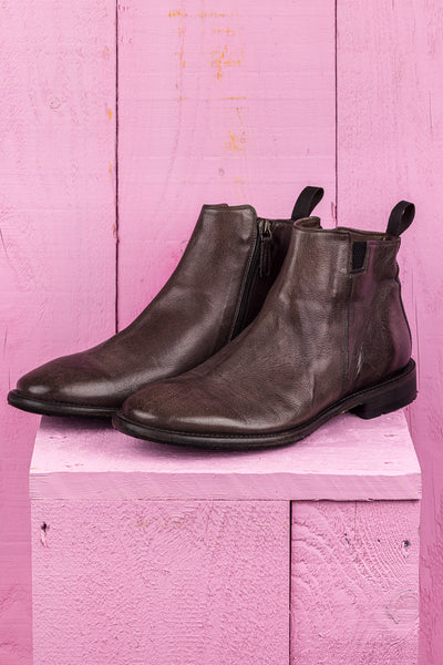 Benheart Aufiero 1434 men’s Chelsea boot in pietra fumo stone grey leather with inner zip and pull tabs, front angled view.