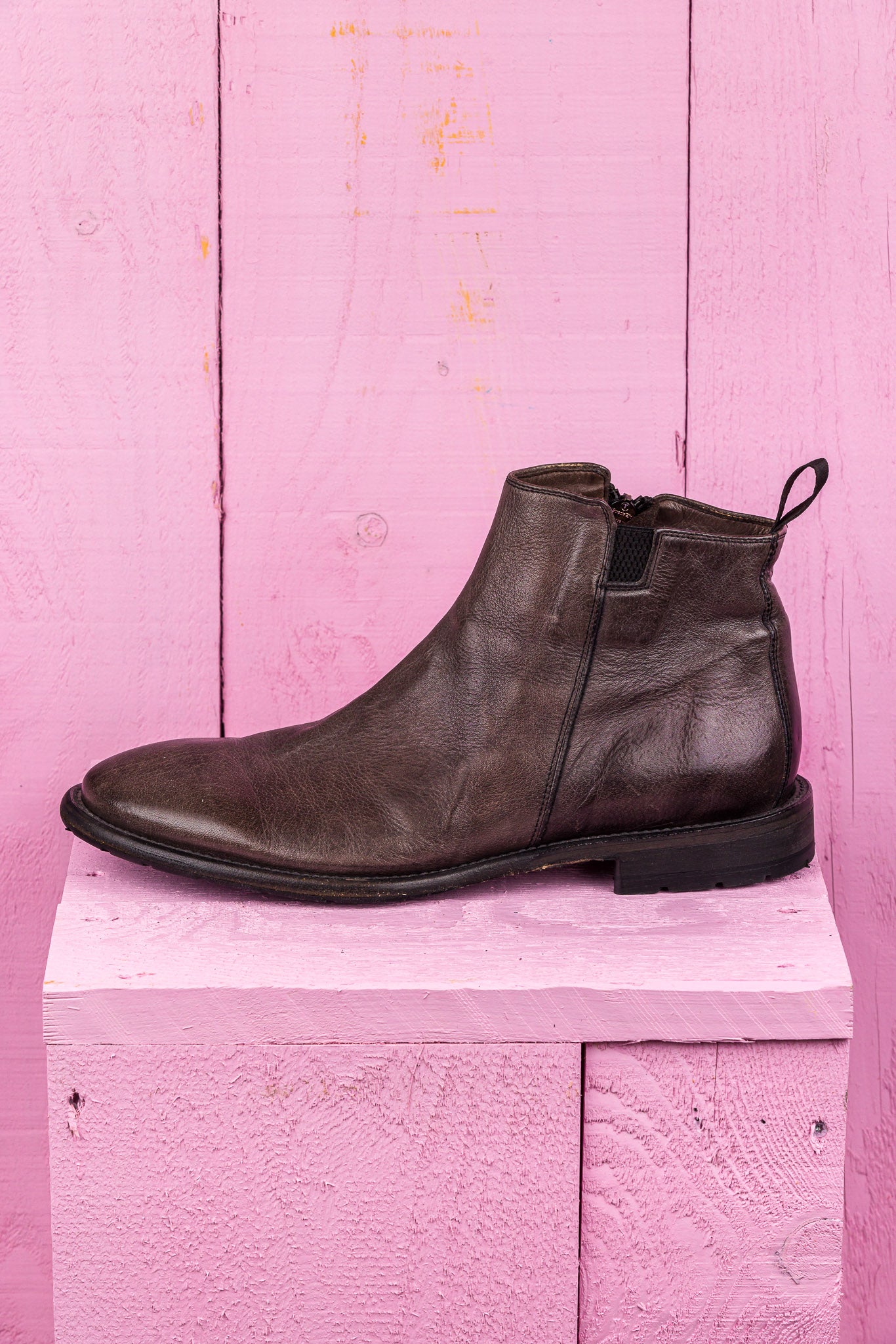 Side view of the Aufiero 1434 men’s Chelsea boot in pietra fumo stone grey leather by Benheart.