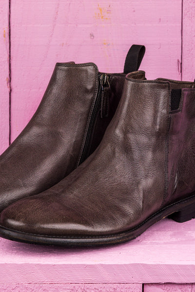 Close-up view of Benheart Aufiero 1535 Chelsea boots in pietra fumo stone grey leather.
