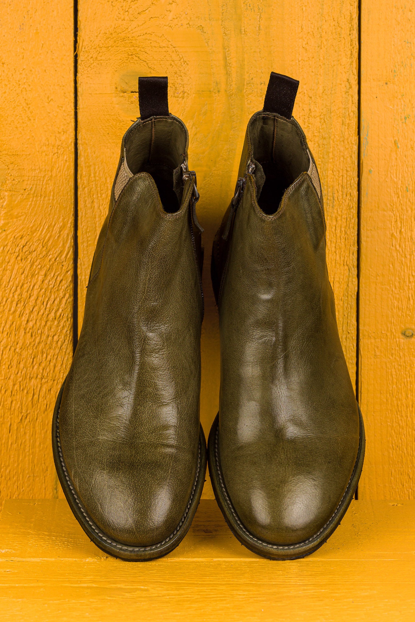 Top view of Benheart Aufiero 1434 men’s Chelsea boots in khaki leather.